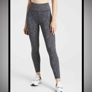 Athleta Lightning Static 7/8 stretch leggings in Black/White